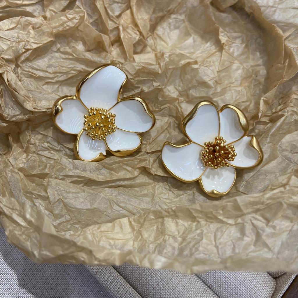 Silver Needle Camellia Drip Oil Earrings: Elegant French Retro White Flower Studs