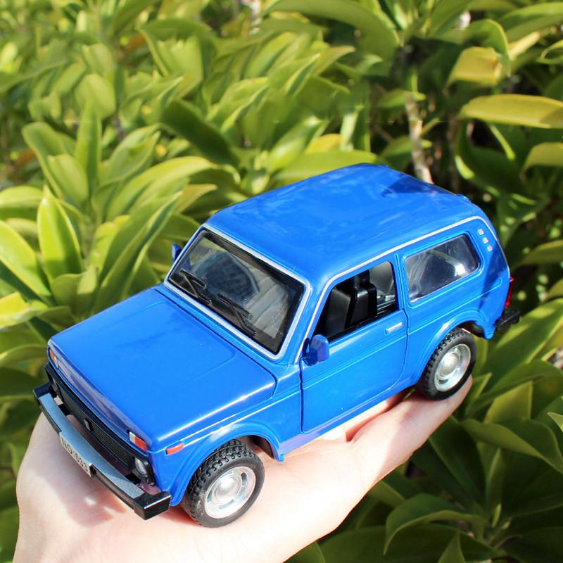 1:32 Lada Jeep Vintage Car Model Alloy Car Diecast Model Sound and Light Miniature Car Model Collecting Hobbies Children Toys