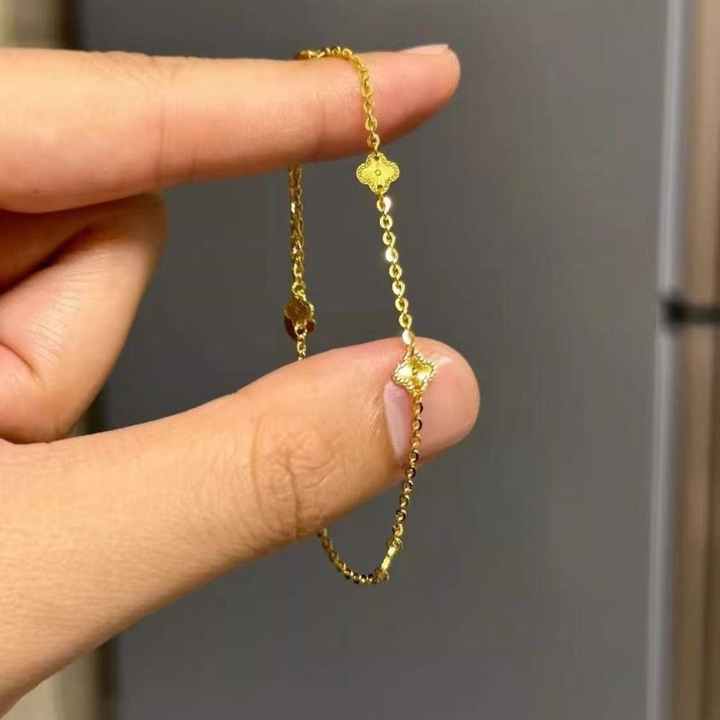 Luxuriöses goldenes vierblättriges Kleeblatt dreiblättriges Blumenarmband für Damen Einzigartiges Design Vielseitig Hochwertiges Gefühl Handschmuck