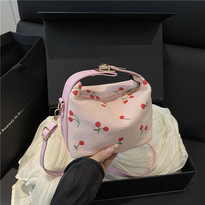 

Милая нишевая дизайнерская сумка 2025 новая женская сумка популярная клубничная универсальная сумка на одно плечо подмышку модная сумка-пельмень розовый