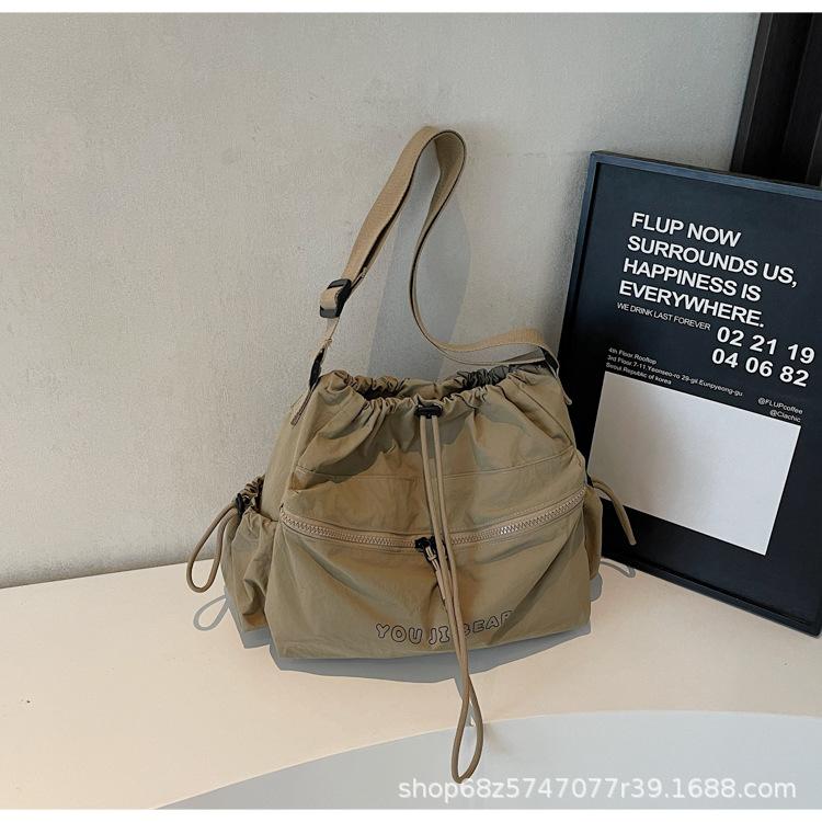 Large-capacity messenger bag women's new light and lazy simple commuter drawstring bundle tote bag casual shoulder bag