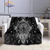 Pentacle & Moon flanellfilt, Skull Witchy Wicca Pagan Black and White Mystical Gothic Solfilt