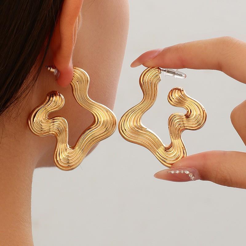 Retro Style Geometric Metallic Earrings for Women: European & American Fashion золотой