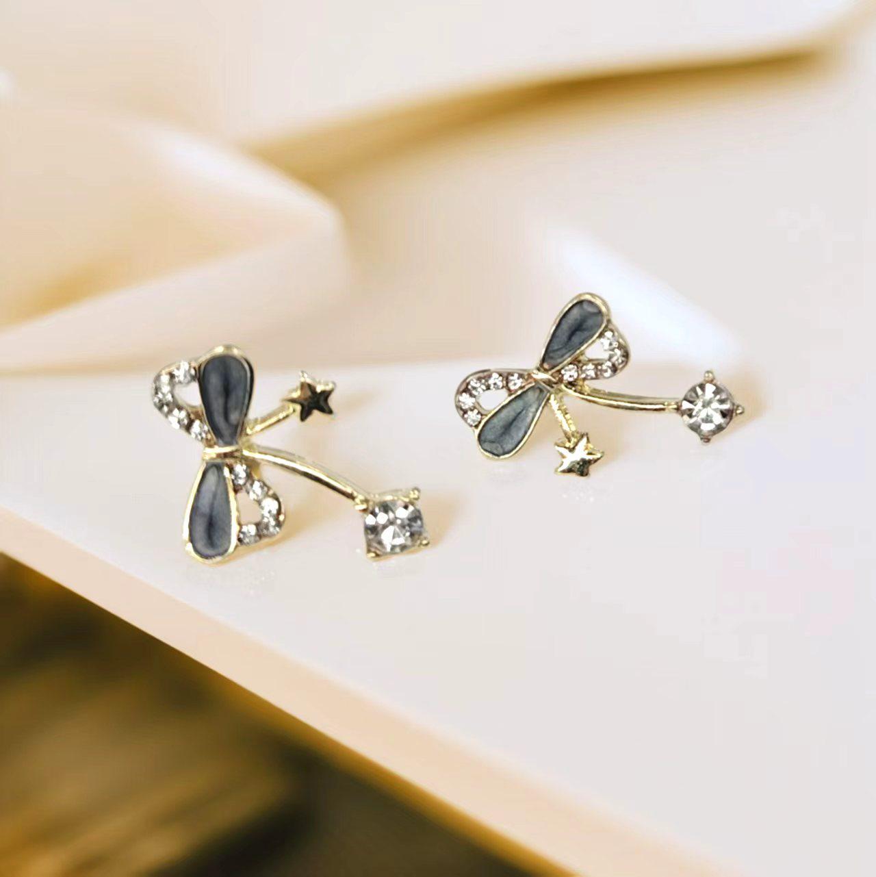 Gray Star Rhinestone Stud Earrings: Trendy and Artistic Design for Women серый