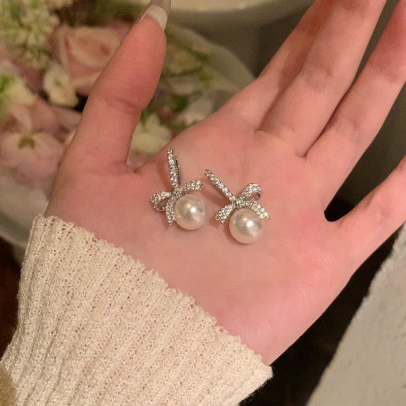 2024 French Retro Bow Pearl Ear Cuffs: Elegant, High-End Niche Design for Women