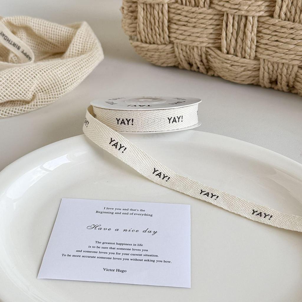 1,5 cm Fiskbensbomullsband med Födelsedagsbokstav & Smiley-ansiktsdesign - Ren Blekt Naturvit Bomullsväv