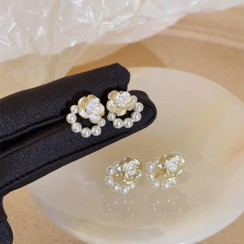 French Camellia Pearl Ear Cuff: Elegant, Non-Piercing Luxury Earrings