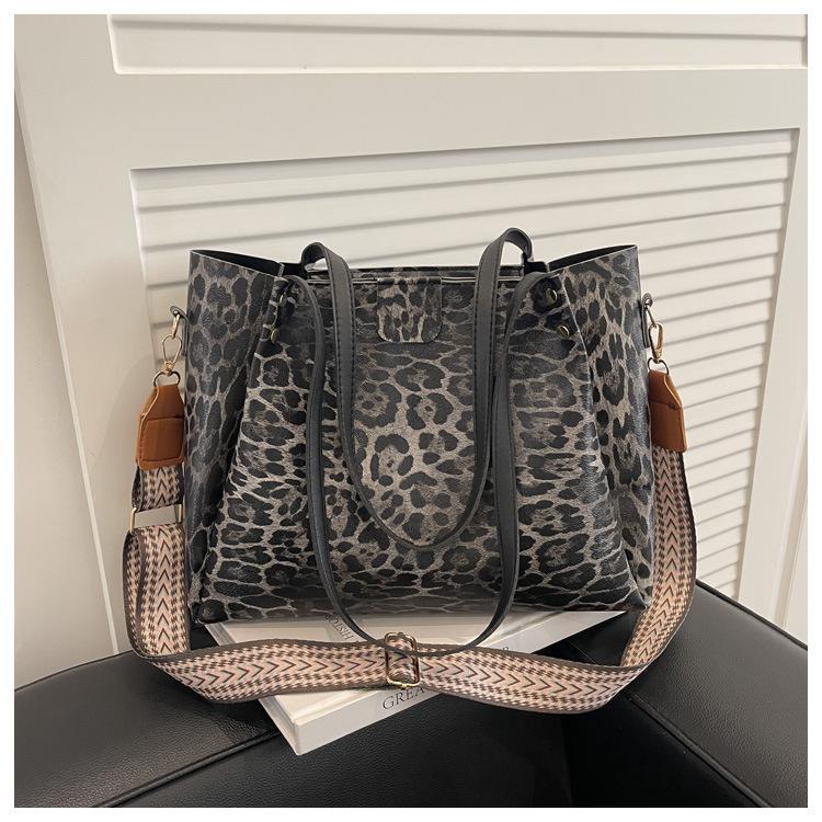 

New Fashi Leopard Print Shoulder Bag Women Large Capacity Tote Handle Bag for Commute Comfortable and Versatile Storage Bags чёрный