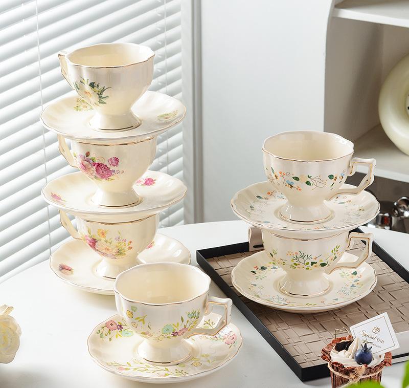 Taza y plato de café de cerámica de flores pequeñas vintage de Phnom Penh francés para té de la tarde