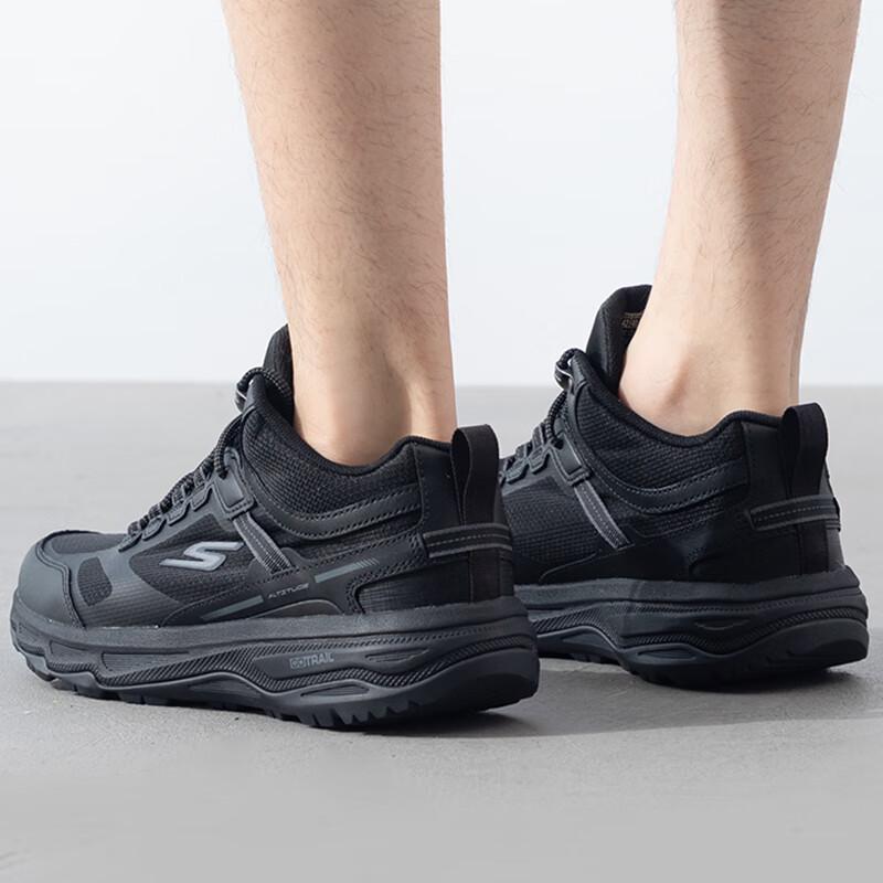 Skechers Men's Lightweight Cushioned Running Shoes