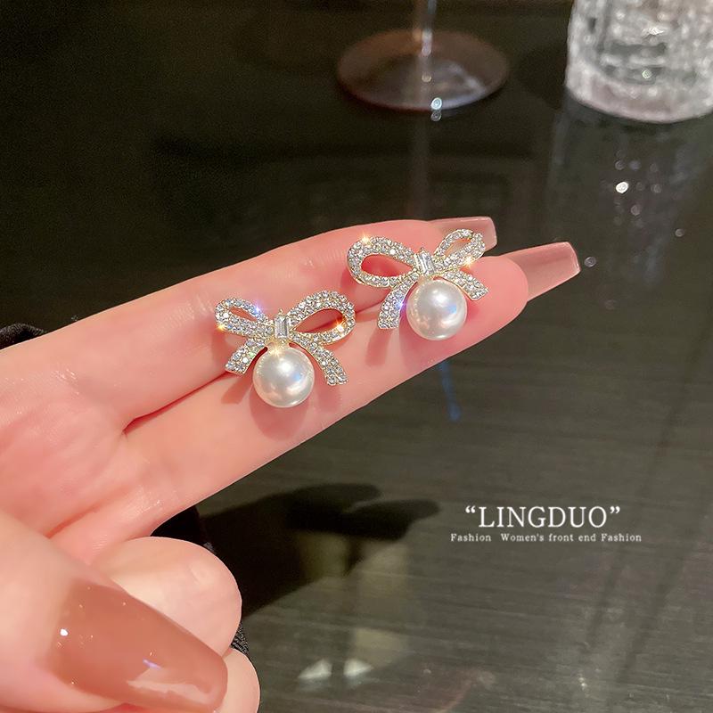 Boucles d'oreilles tendance haut de gamme en argent, cristal et perle 2023: Déclaration Exquise, Luxe Léger pour Femmes