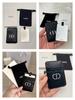 Dior 1 Set schwarzer gesteppter Leder-Kartenhalter mit Mini-Taschenspiegel Metall-CD-Logo Tragbarer Kosmetikspiegel für Frauen für tägliche Auffrischung