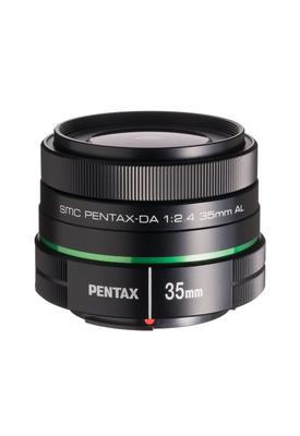 Standardní objektiv PENTAX smc, který umožňuje pořizovat snímky s přirozenou atmosférou, je navržen tak, aby odpovídal charakteristikám digitálních fotoaparátů, malých rozměrů a snadno se ovladatelný.