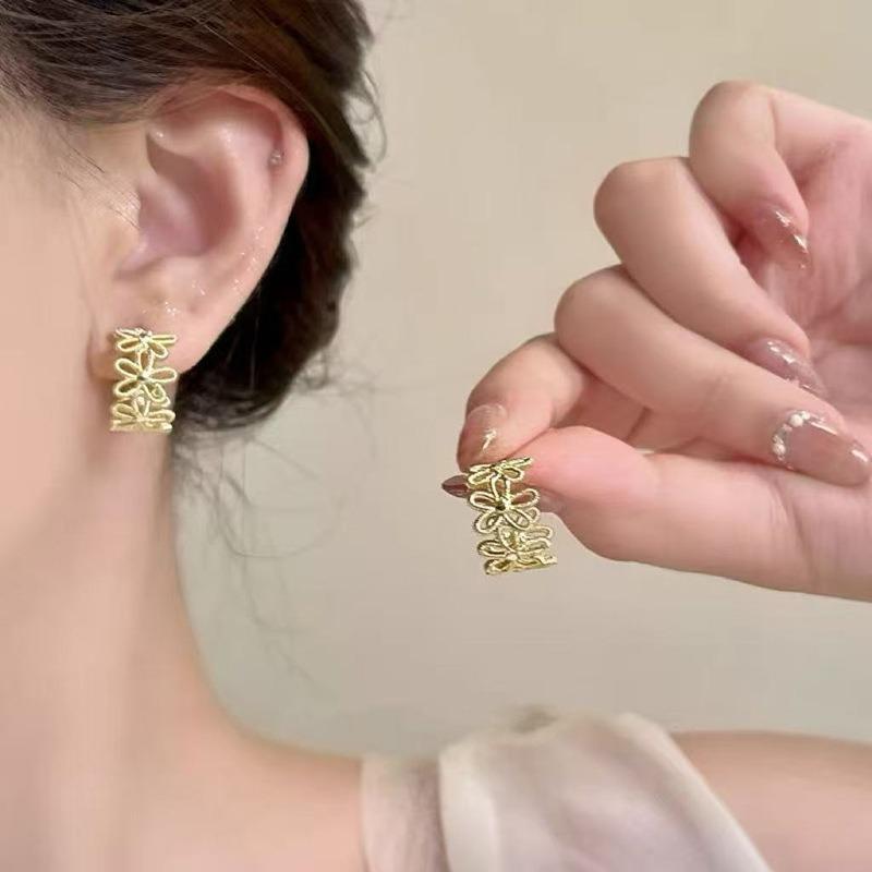 Gold Ring Earrings Women's Ear Buckles Light Luxury High-end Earrings Autumn and Winter Ring Earrings