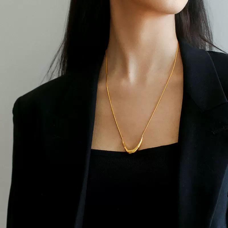 Women's Hammered U-Shaped Smiley Face Necklace - Minimalist Design, Versatile Long Pendant for Everyday Wear