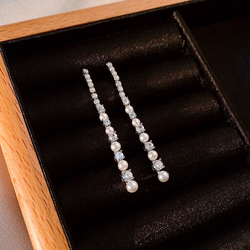 Xu I is dazzling, Zhao Ruth has the same zircon pearl fringed earrings, light luxury stud earrings and earrings.