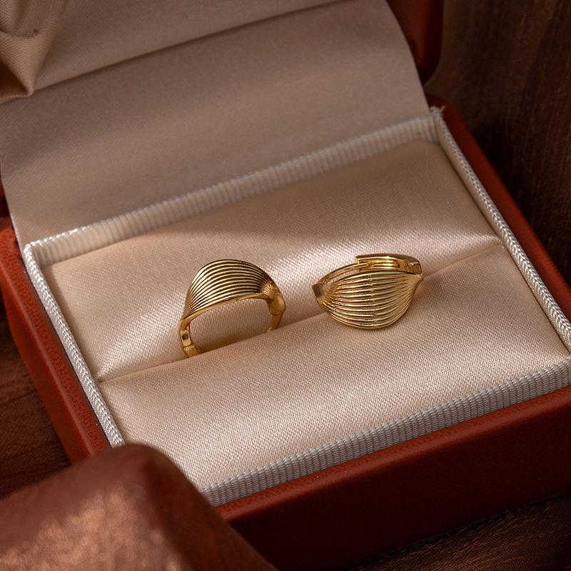 Gebürstete verdrehte Ohrstecker, Nischen-Design, Vielseitige Ohrringe, Hochwertige Ohrringe, Kleine und schlichte Ohrringe.