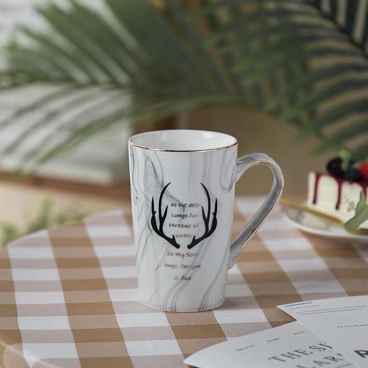 Elegant Marble Pattern Mug with Gold Trim, Spoon Lid, and Custom Logo - Ideal for Coffee or as a Souvenir Gift.