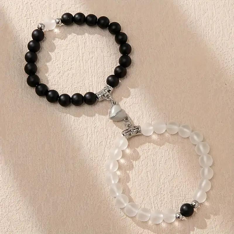 Magnetisches Partnerarmband Set Schwarz Weiß Mattierte Perlen Blaues Herz-Symbol Passender Schmuck für Verliebte Valentinstagsgeschenk Minimalistischer Stil Bequem