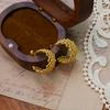 Titanstahl Kleine Goldperlen Spleißgitter-ähnliches C-förmiges Nischen-Design Hongkong-Stil Beschichtet mit 18 Karat Gold Steckerohrringe und Ohrschmuck