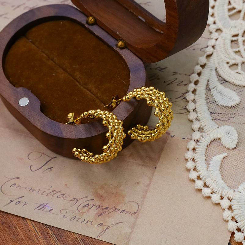 Titanstahl Kleine Goldperlen Spleißgitter-ähnliches C-förmiges Nischen-Design Hongkong-Stil Beschichtet mit 18 Karat Gold Steckerohrringe und Ohrschmuck