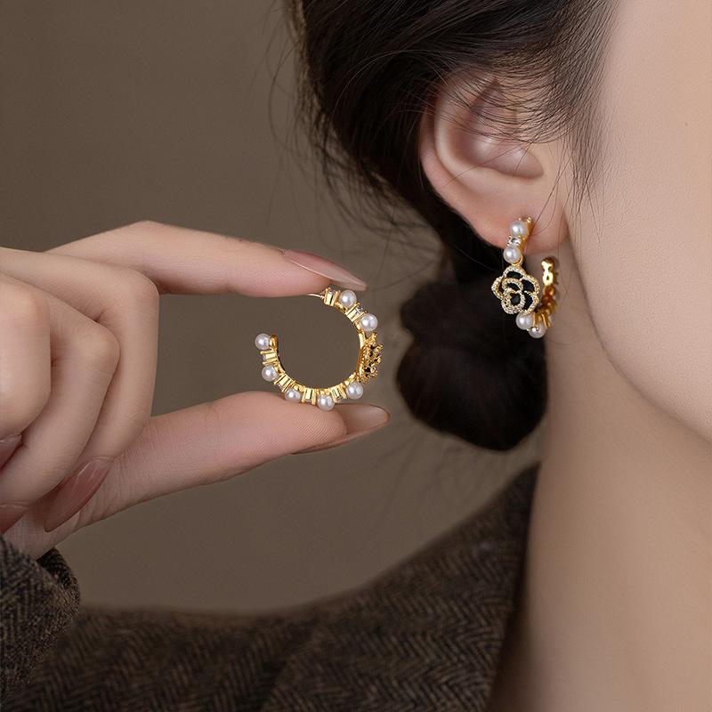 Orecchini a lobo a forma di C con fiore di zircone e perla temperamento orecchini quotidiani per pendolari orecchini di lusso leggero donna