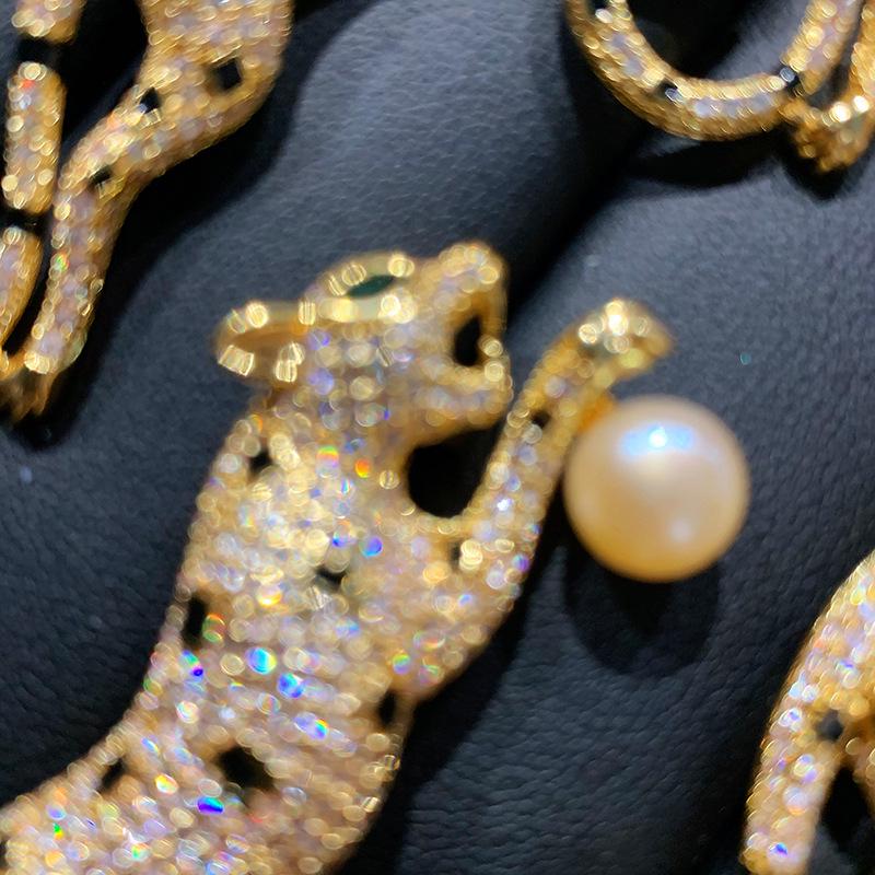 High-End Vintage Leopardenbrosche: Herren Kupfer, Zirkon, Perle Anstecknadel für Bekleidungszubehör