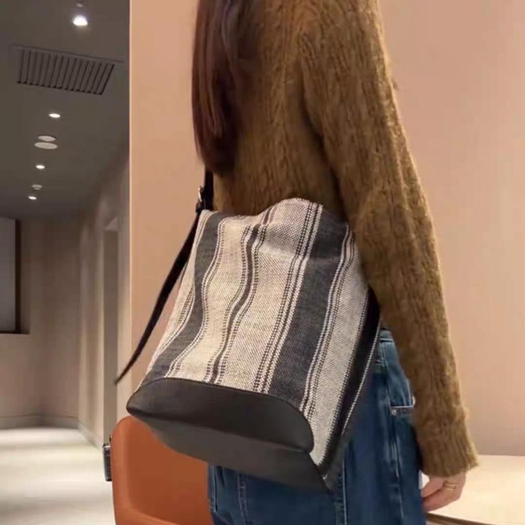 Lazy Wind Premium Sense Large Capacity Bucket Bag Commuter Versatile Messenger Bag Retro Striped Tote Bag