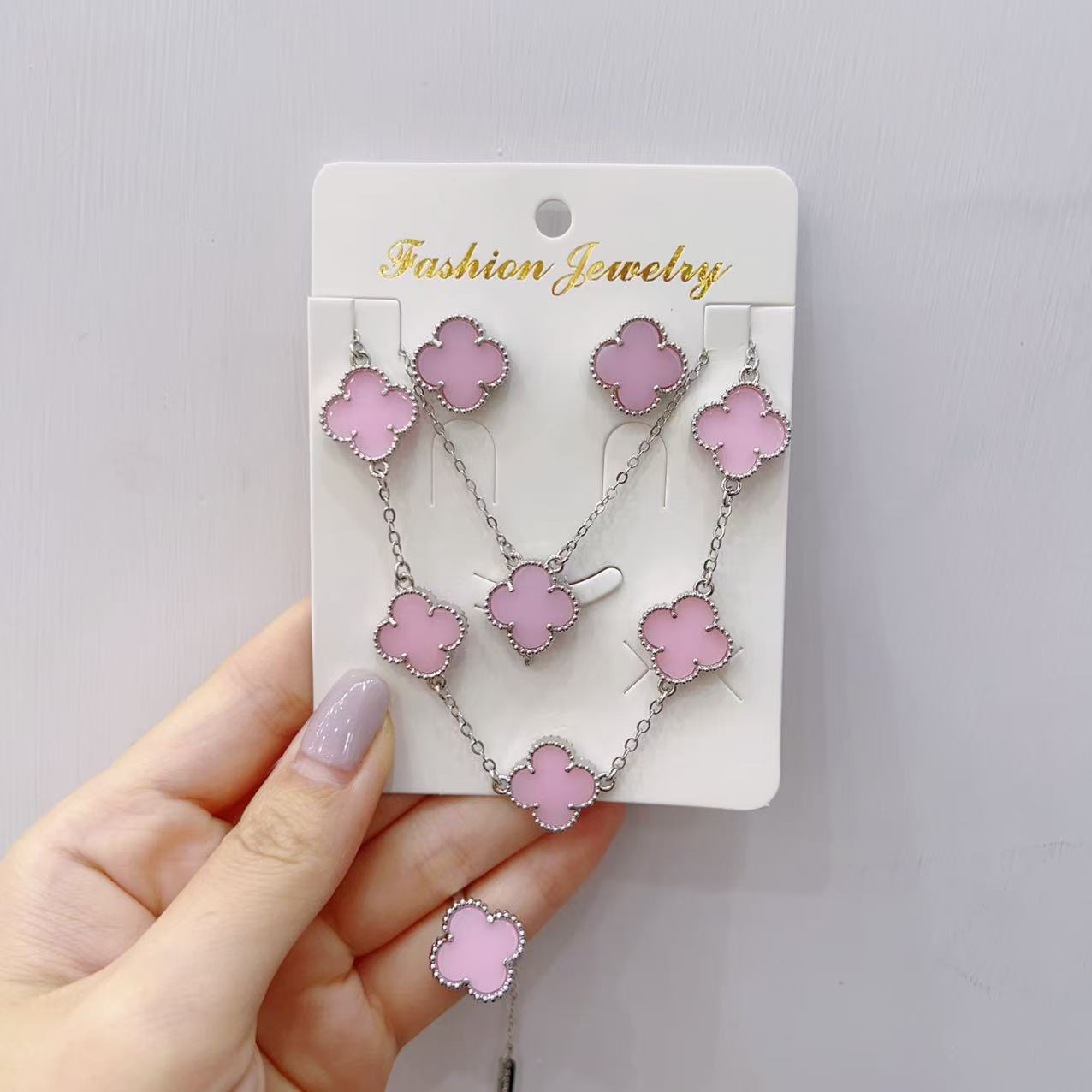 

Набір з 5 предметів: модний браслет Щасливий конюшина , намисто, сережки, каблучка, набір ювелірних виробів