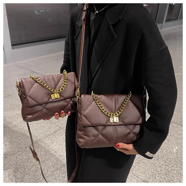 IELGY Autumn and Winter Textured Rhombus Messenger Bag, Large Bag with Soft Leather Chain, Brown.