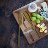Plateau à fromage - LIVOO - MEC138 - Bois d'acacia FSC - 38 x 20 cm - 2 couteaux aimentés