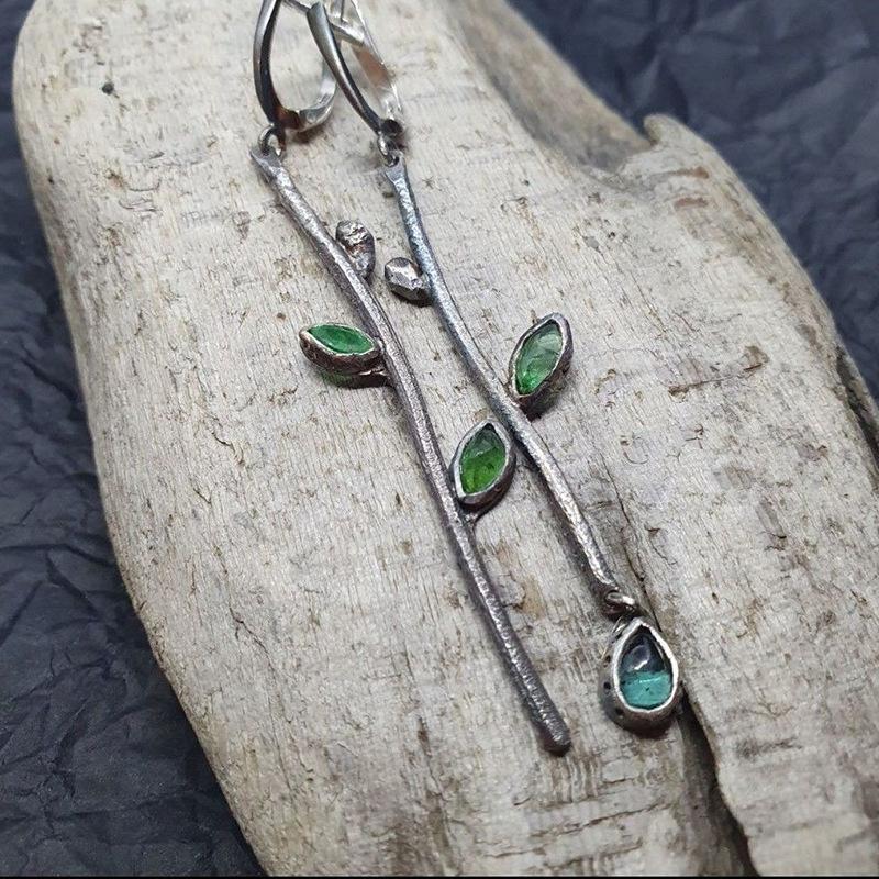 Orecchini popolari con rami di piante e foglie verdi, design asimmetrico, orecchini pendenti in cristallo blu-verde retrò da donna