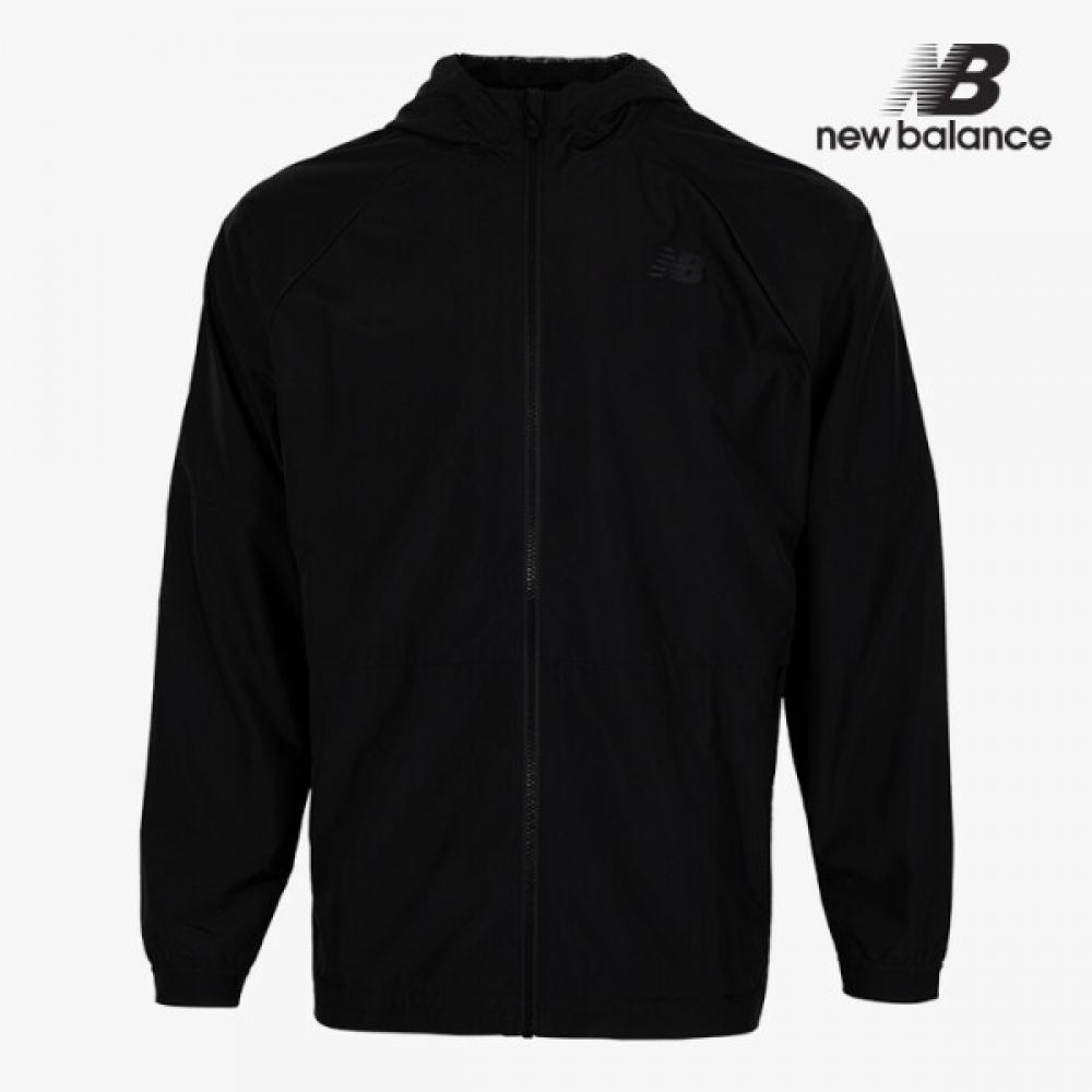 

New Balance Lightweight Running Windbreaker Black Jumper 110