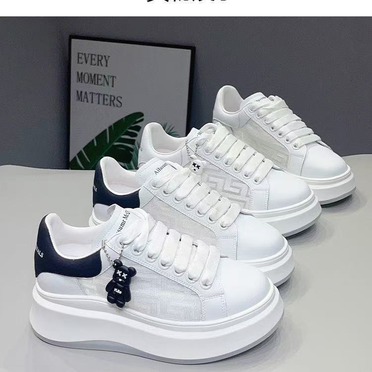 Internet-Berühmtheit Explosion Mesh atmungsaktiv kleine weiße Schuhe Damen Frühling und Sommer 2025 neu höhenerhöhende Damen Einzelschuhe dicksohlig