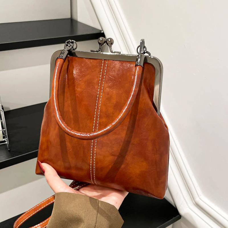 New retro soft leather shell women's bag fashionable women's shoulder messenger bag portable clip bag