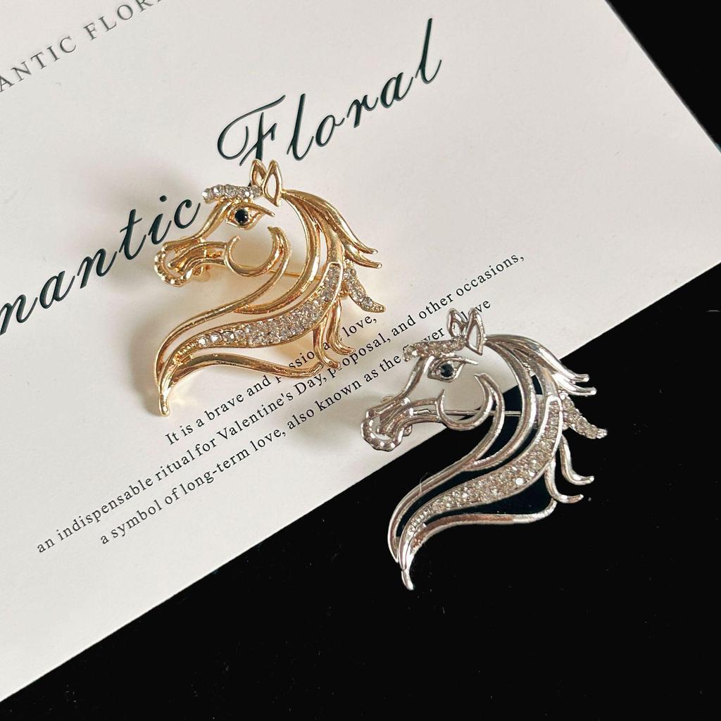 High-End Tierkreiszeichen Pferd Brosche: Luxuriöses Taillenformendes Nadel-Korsett-Schmuck-Accessoire für Damen