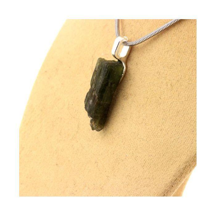 Pierres et Minéraux. Collier Diopside brut. 12.98 ct. Ochsner-Rotkopf massif, Tyrol, Autriche.