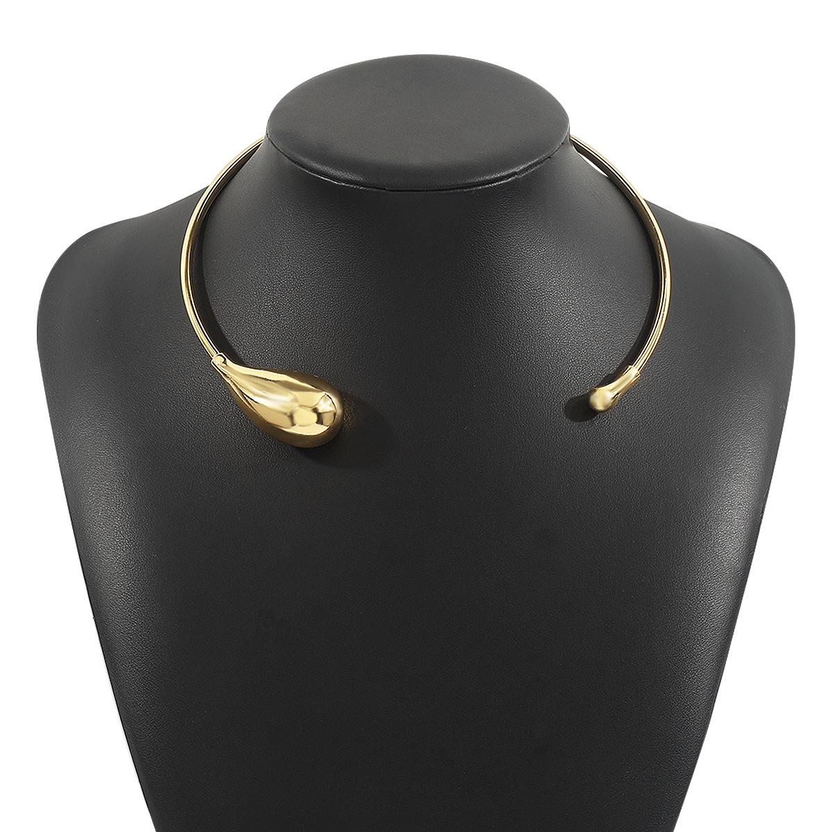 Минималистичное металлическое колье-чокер с вырезом в форме капли