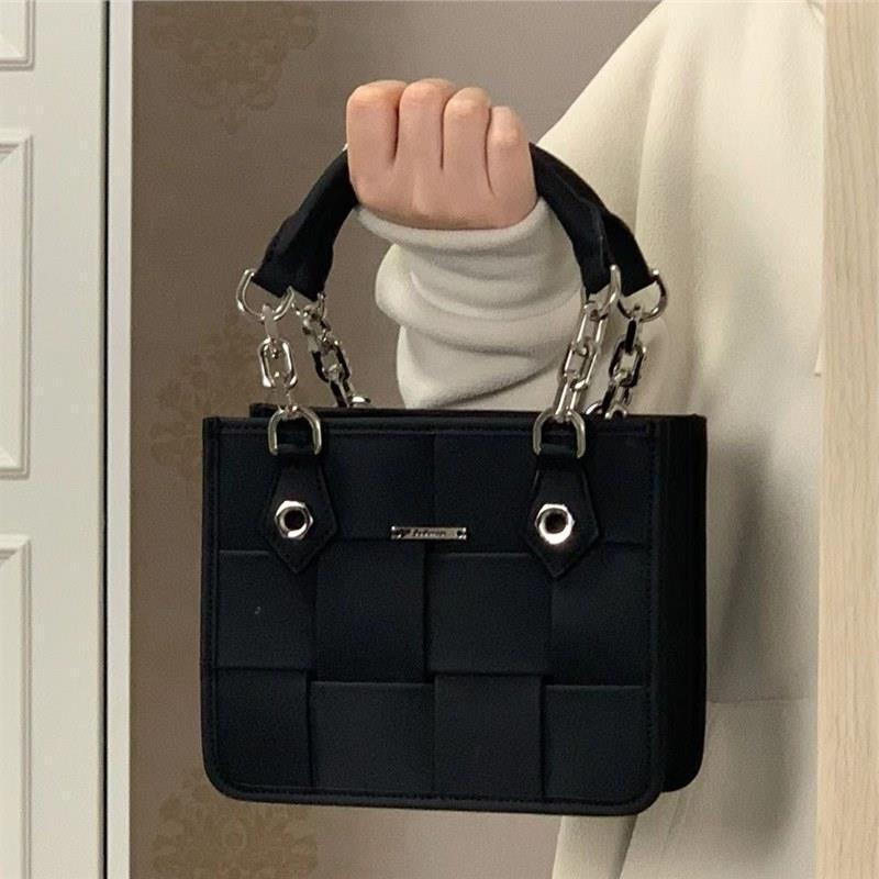 

Сумка ретро горячая серия сумка с отверстиями мини плетеная сумка тоут женская нишевый дизайн премиум сумка-мессенджер черная серебристая чёрный