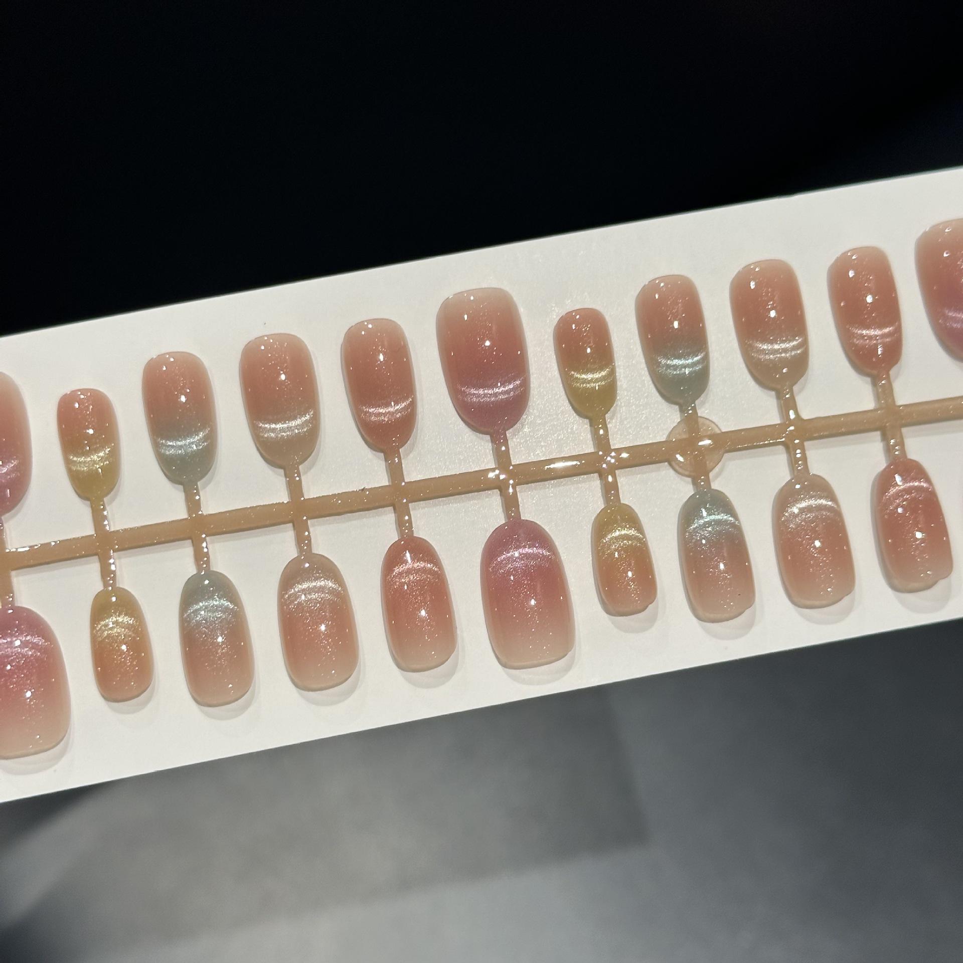 

Seven-Color Cat Eye Rainbow Smile Wearable Nails - 30 Piece Set