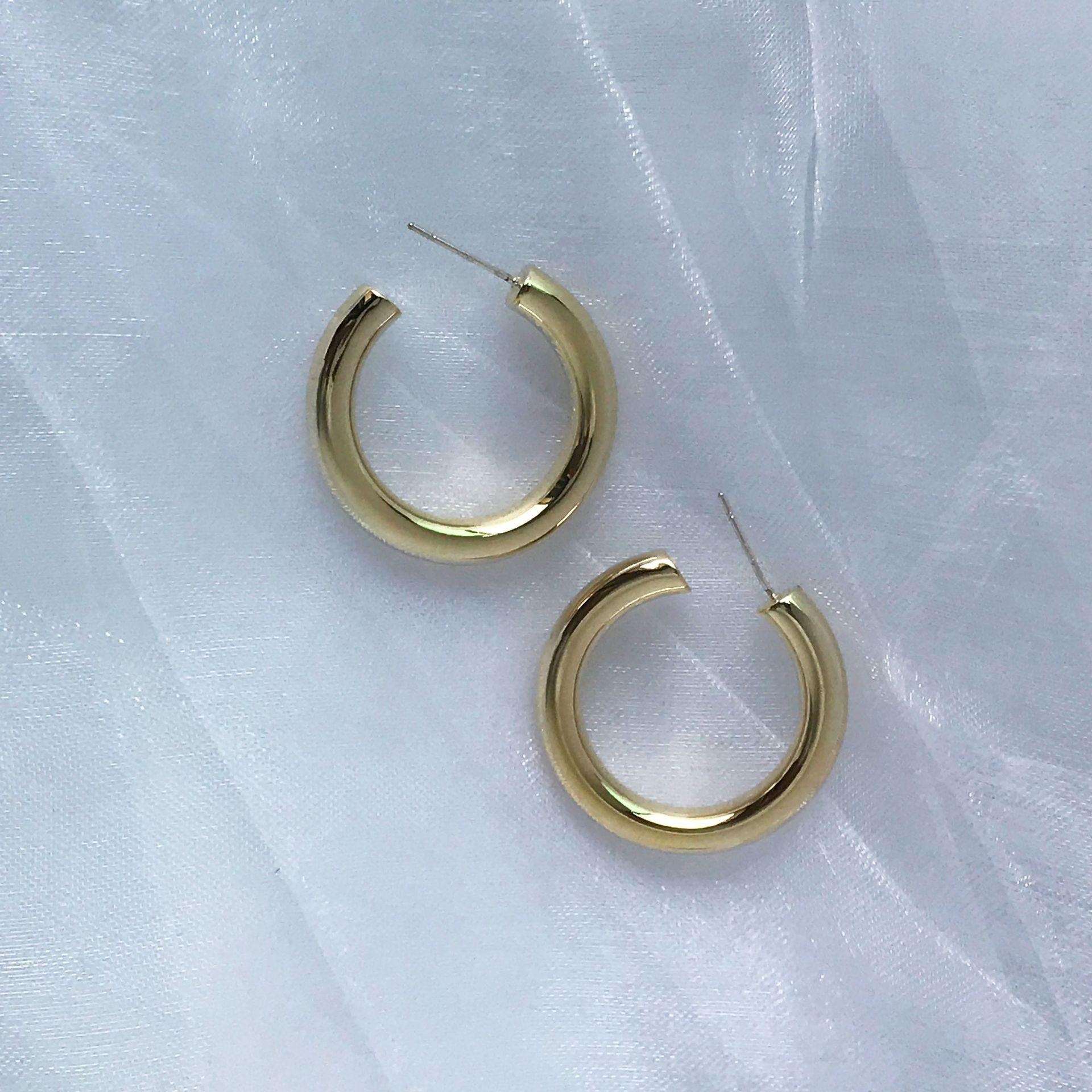 

European and American fashion simple large circle earrings women s hollow, new trendy gold-plated hoop