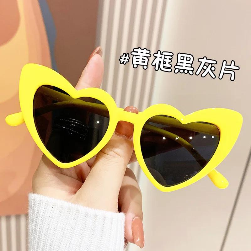 

Latest Children Oversized Frame Heart Shape Sunglasses Girl Brand Designer Trendy Sun Eyeglasses Adorable Baby Outdoor Sunshade Glasses UV400 As shown in the figu
