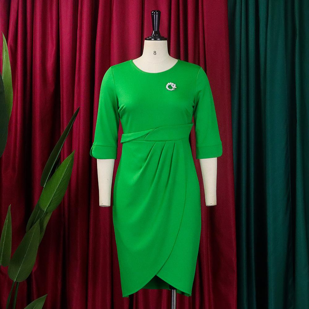 Robe plissée couleur unie pour femmes, grande taille, mode dames, élégante, une pièce, manches moyennes, col rond, avec broche