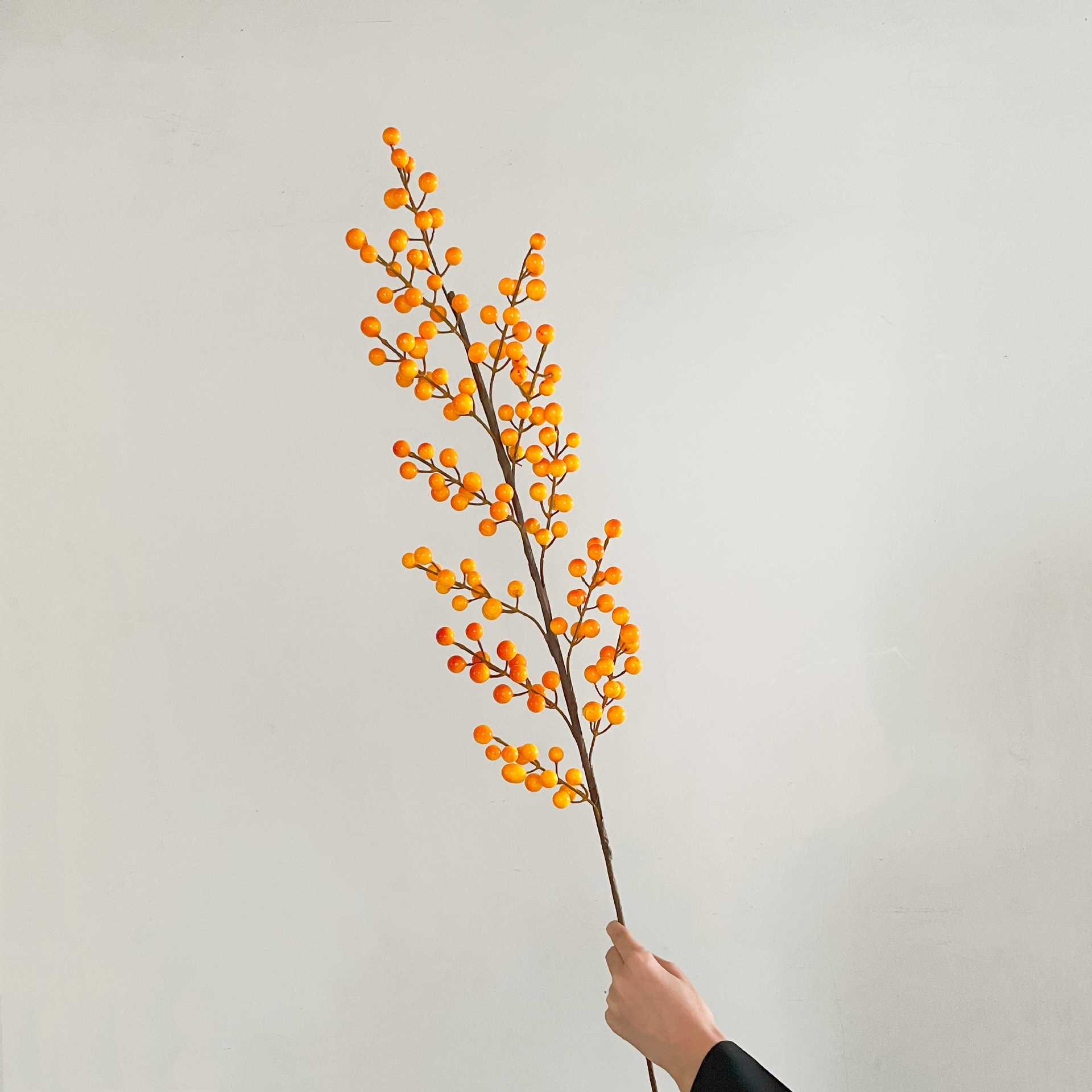 

Имитация красного эвкалипта и падуба - новогоднее украшение для дома