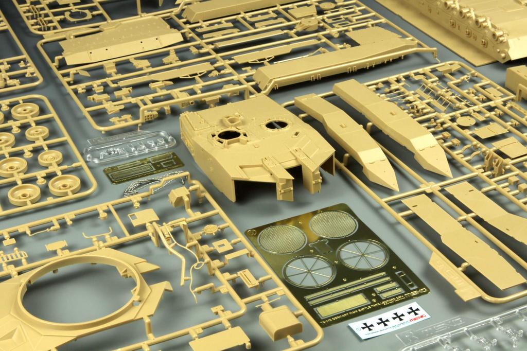 Meng Model German Army Main Battle Tank Leopard Plastic Model Kit MTS042 1/35 2A7+
