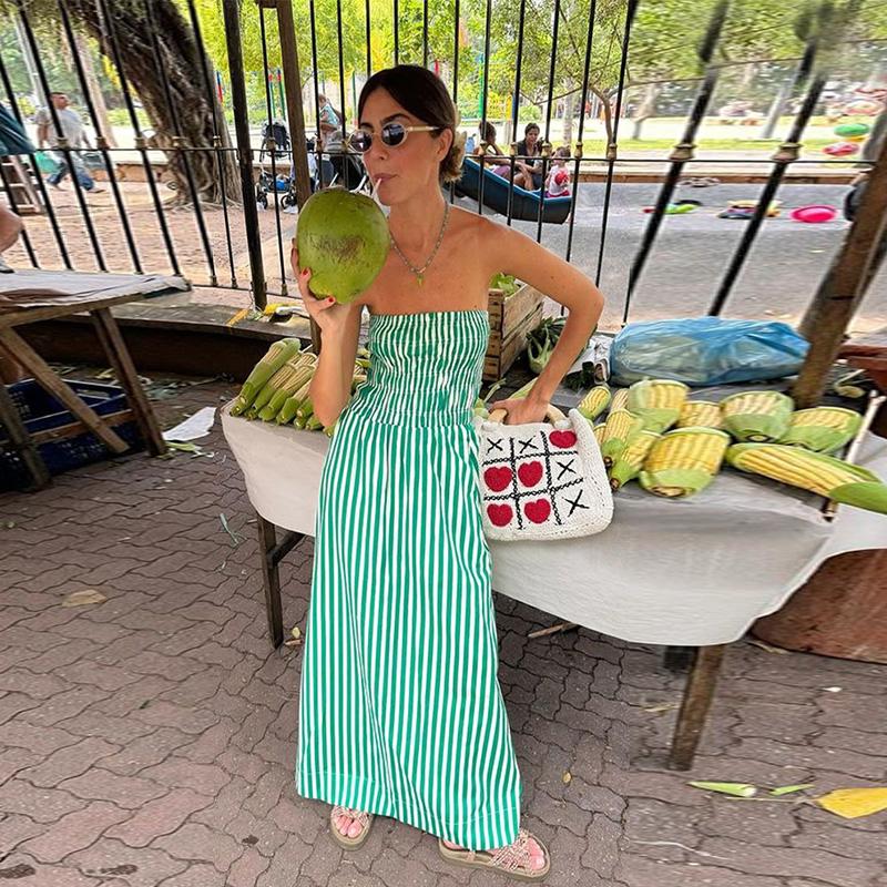 Полосатое платье миди без бретелек — фото 15