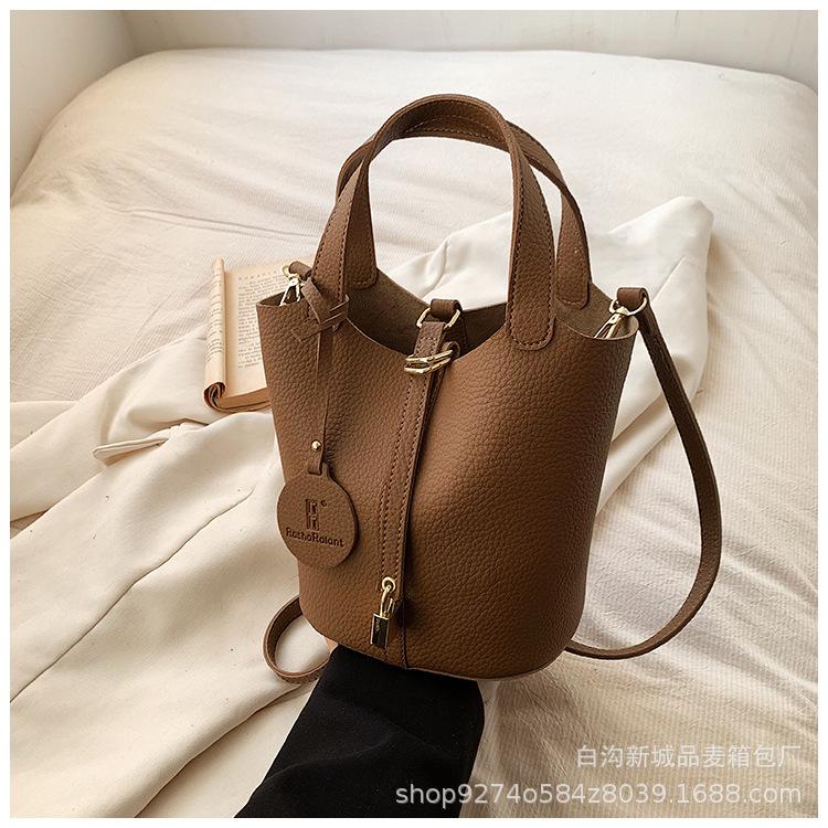 

Retro portable bucket bag women s 2025 new fashion and versatile crossbody bag is a popular one-shoulder commuter bag