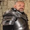 Доспехи рыцаря, кованного тенью Устрашающая готическая кираса воина с шипованными наплечниками, хорошо поношенные поножи,