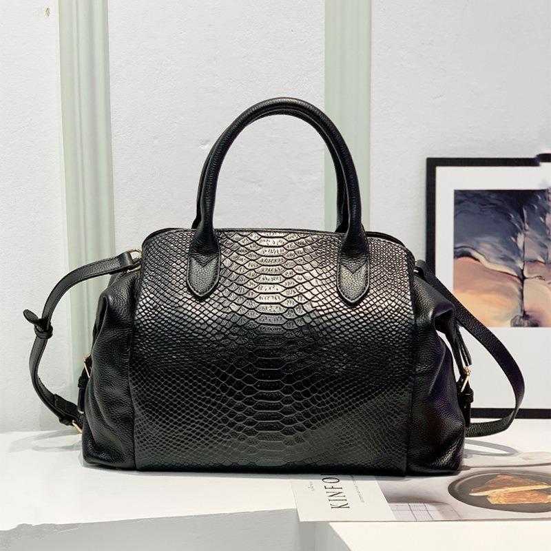 Retro crocodile pattern women's bag plus genuine leather locomotive bag, large-capacity messenger handbag.