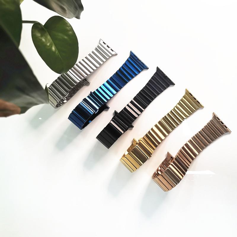 

Для Apple Watch AppleWatch 8/7/6/5/4 означает ремешок для Apple Watch диаметром 49–38 мм с пряжкой-бантиком из бисерной цепочки.
